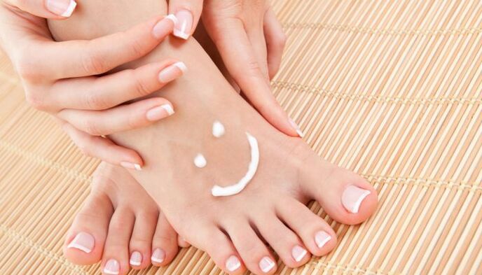 εφαρμόζοντας φαρμακευτικές κρέμες